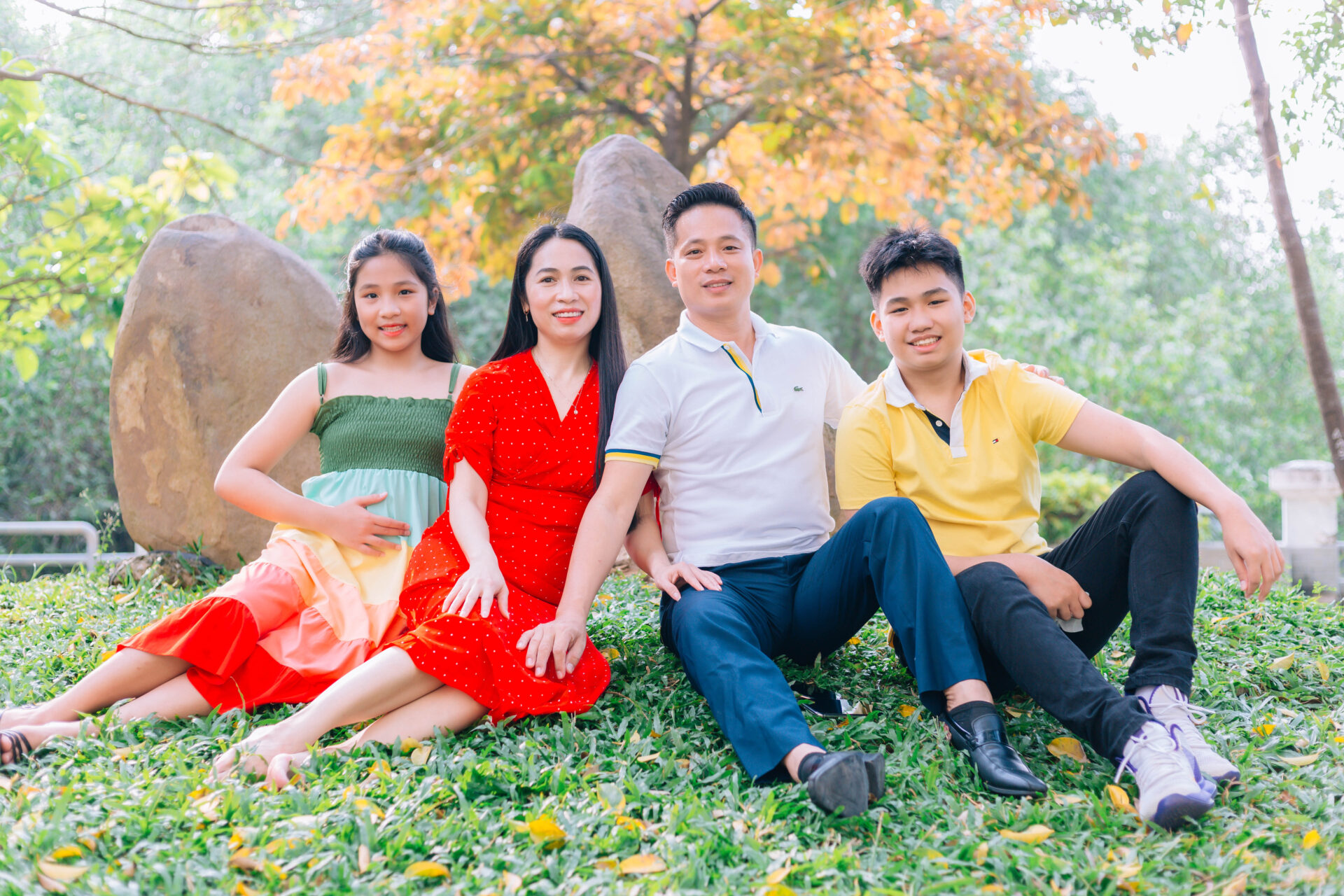 concept chụp ảnh gia đình 4 người ngoại cảnh đẹp