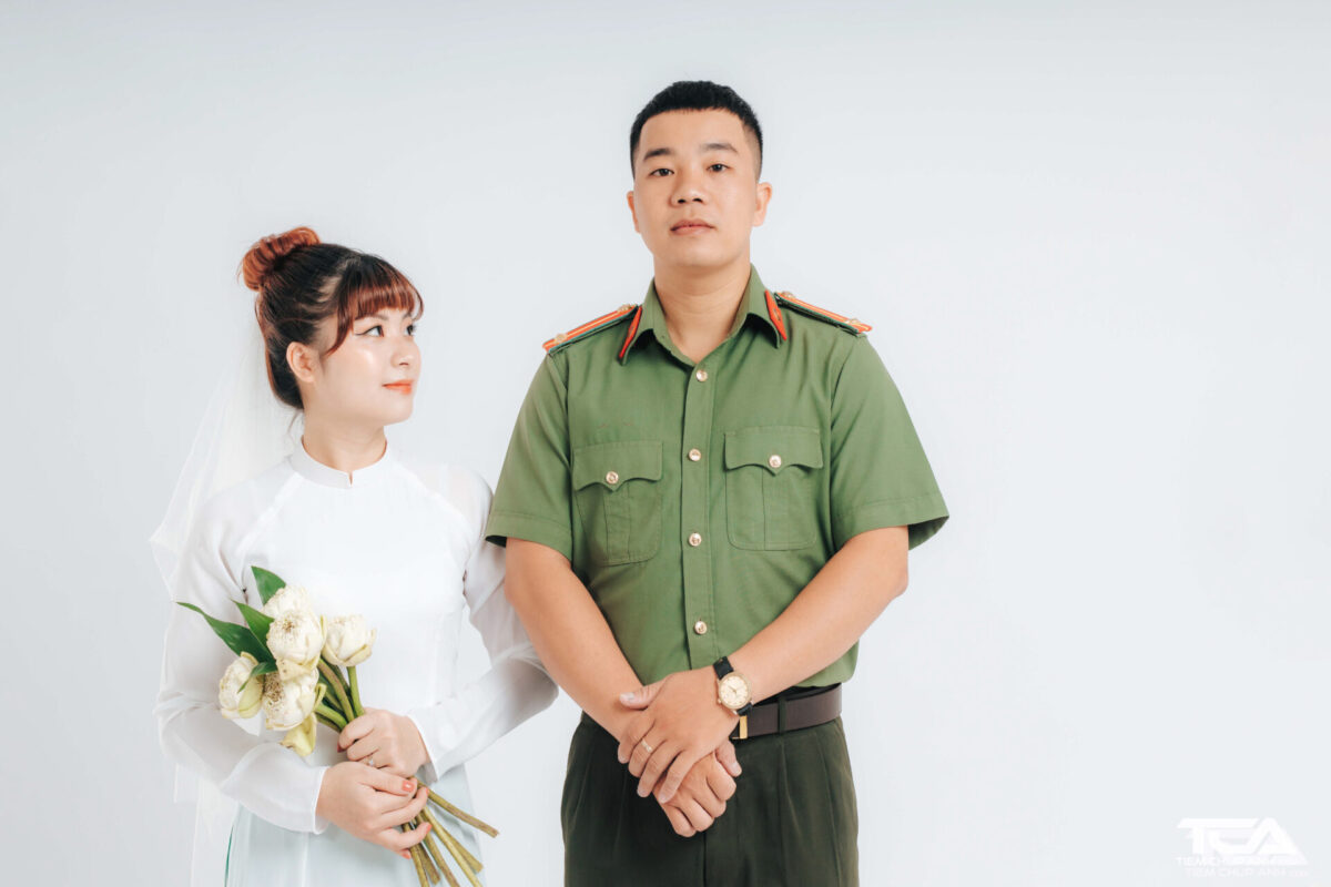 Chụp ảnh cưới với quân phục bộ đội - công an
