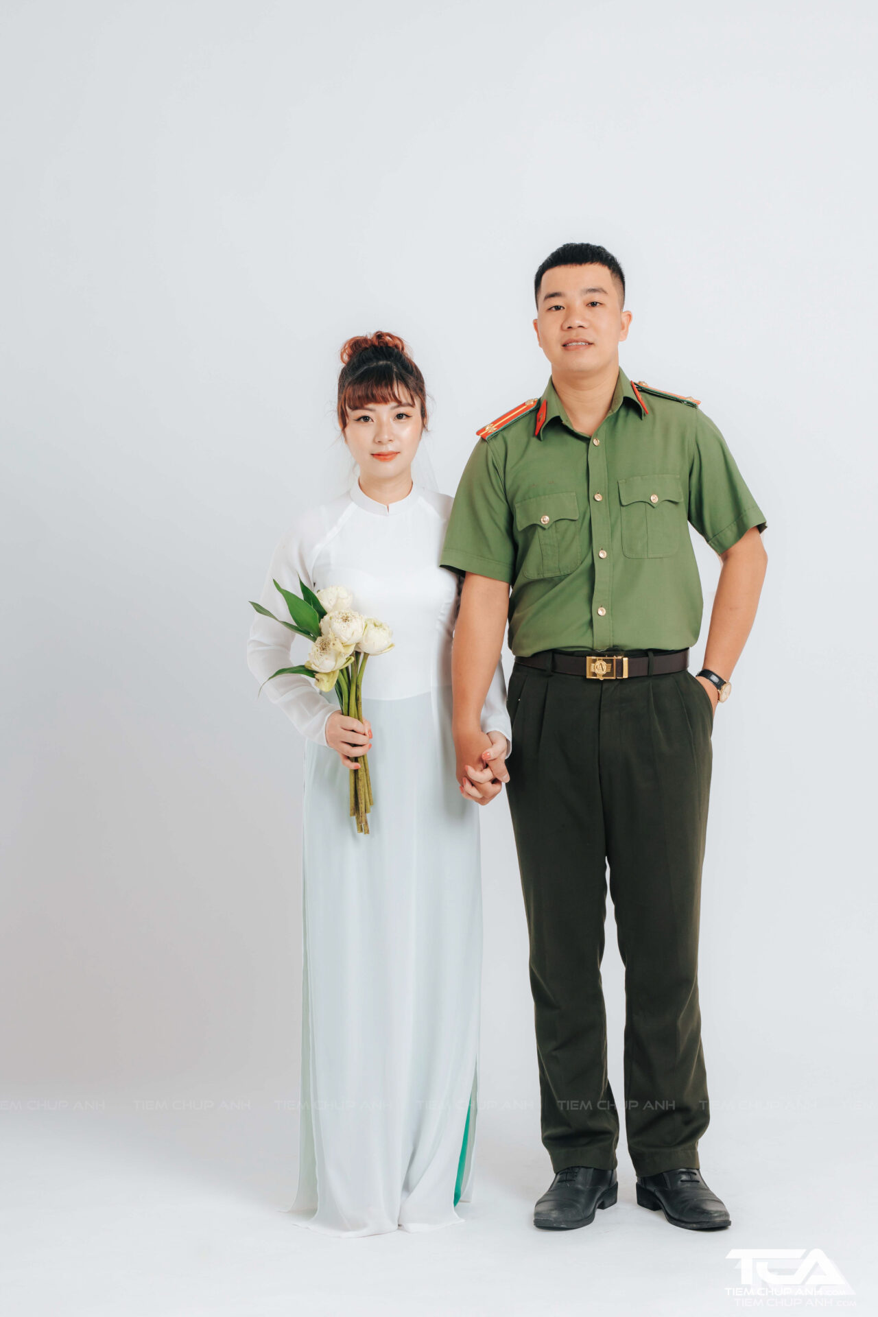 Chụp ảnh cưới với quân phục bộ đội - công an