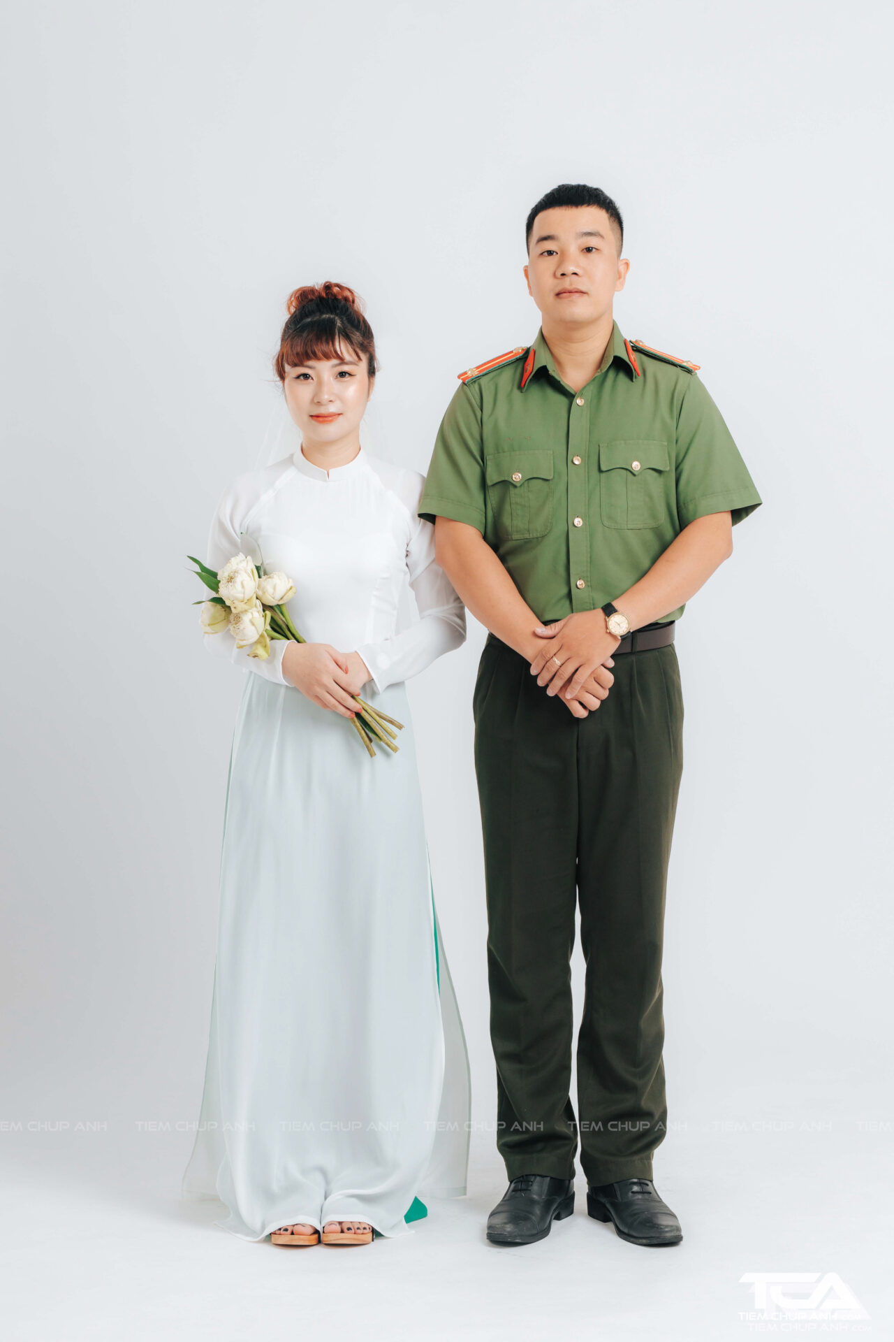 Chụp ảnh cưới với quân phục
