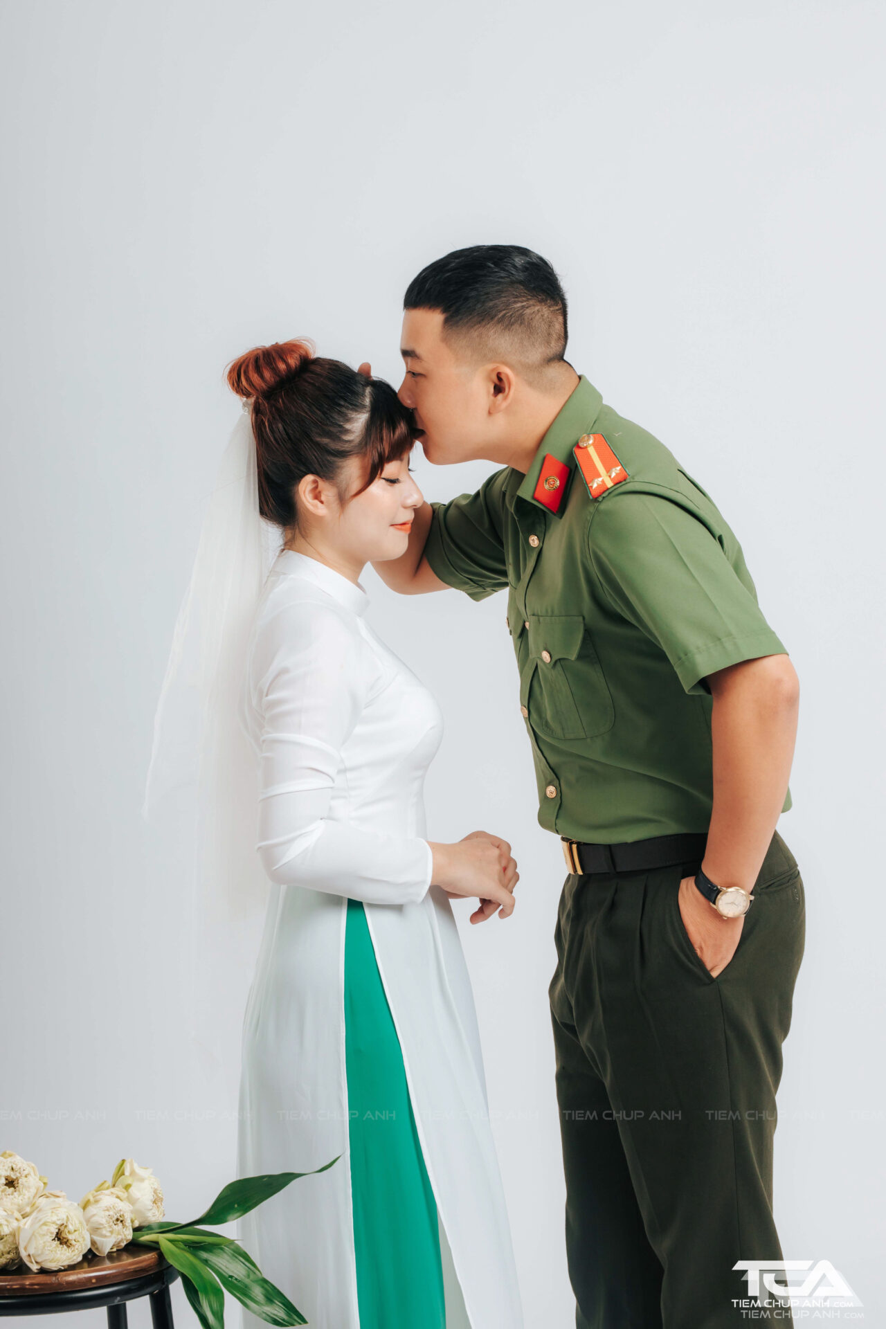 Chụp ảnh cưới với quân phục