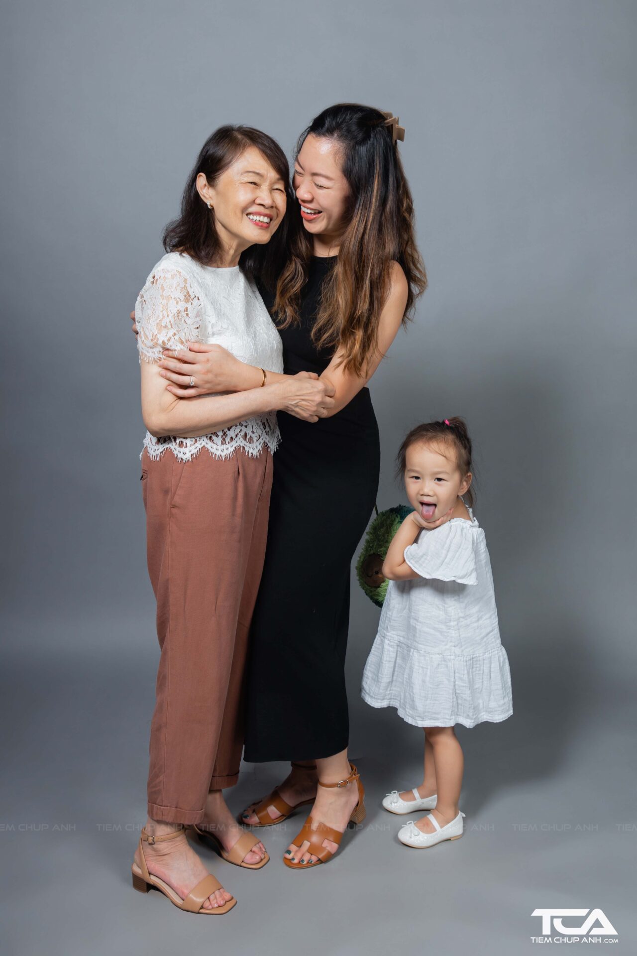 cách tạo dáng chụp ảnh mẹ và con gái lớn