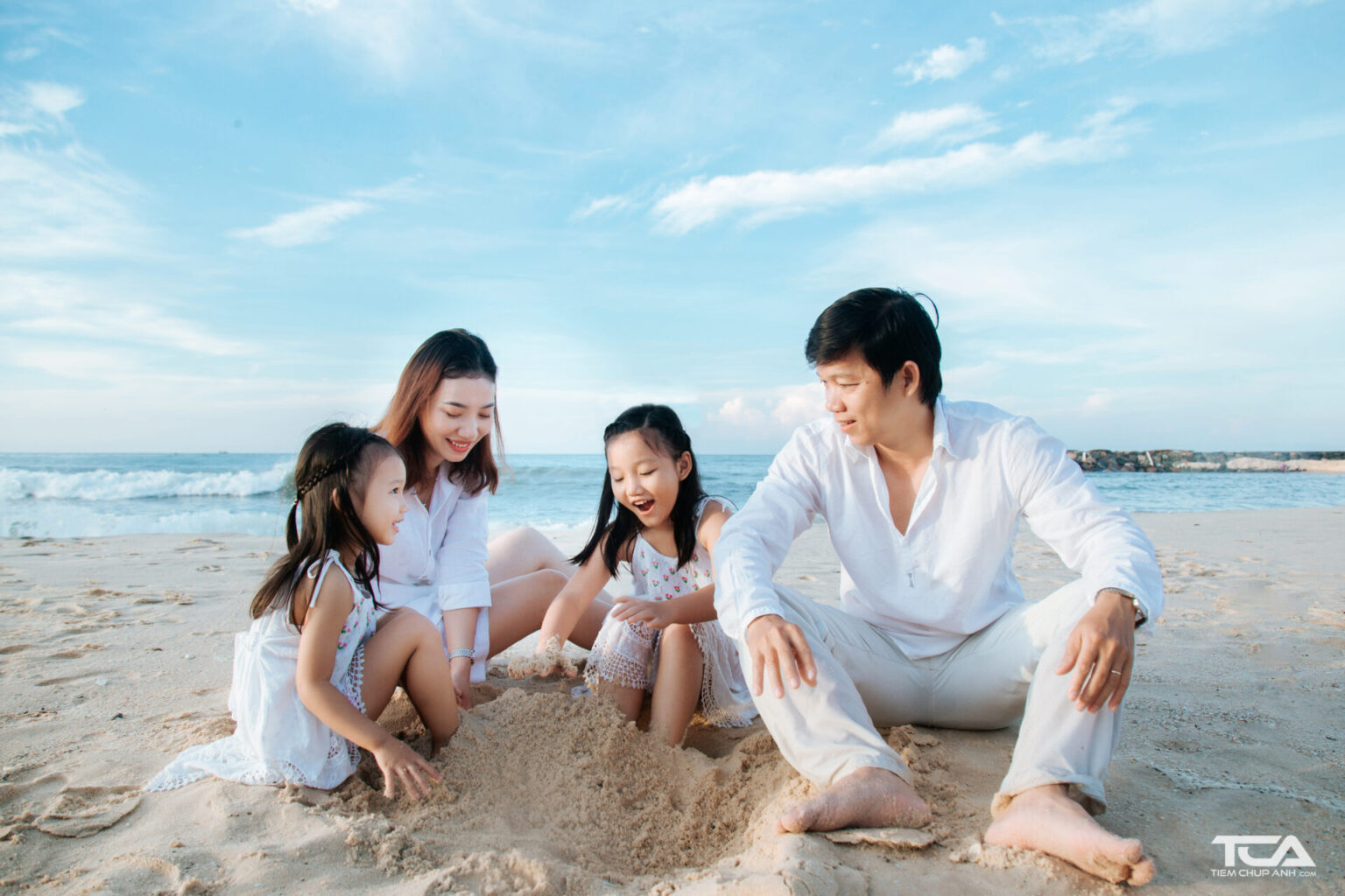 tạo dáng chụp ảnh gia đình 4 người