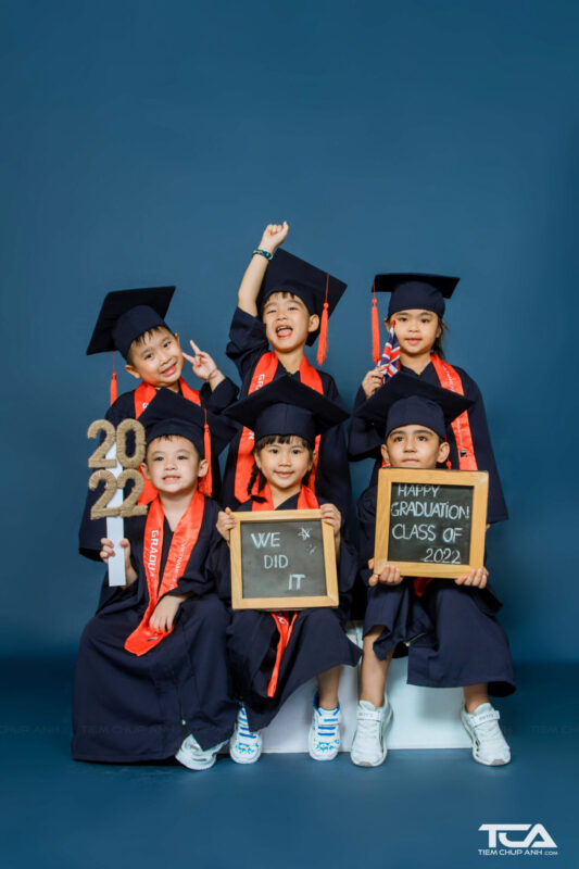 chụp hình tốt nghiệp cho bé
