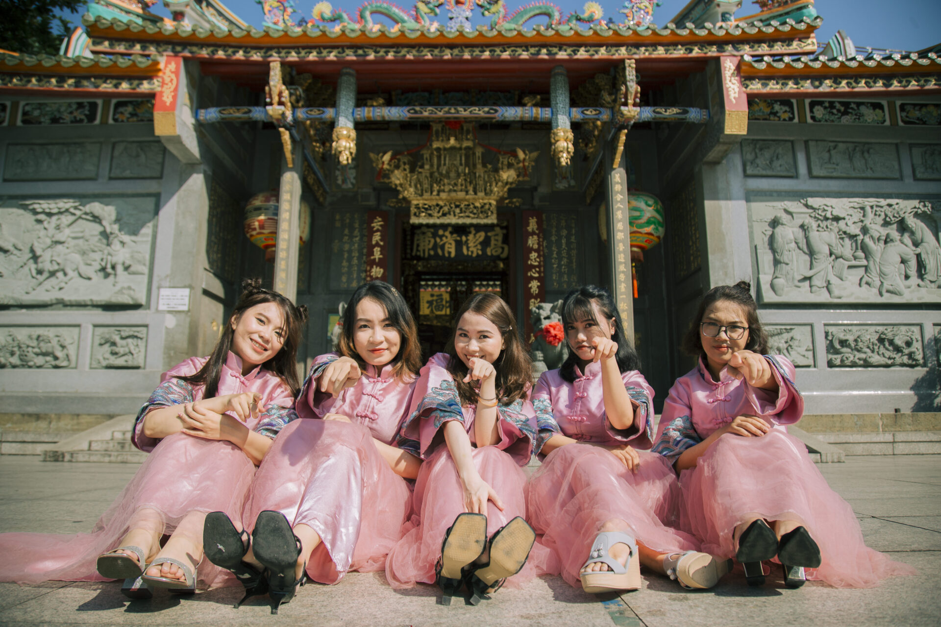 trang phục kỷ yếu độc lạ