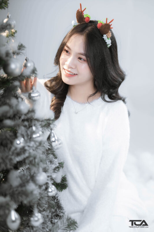 tạo dáng chụp ảnh với cây thông noel