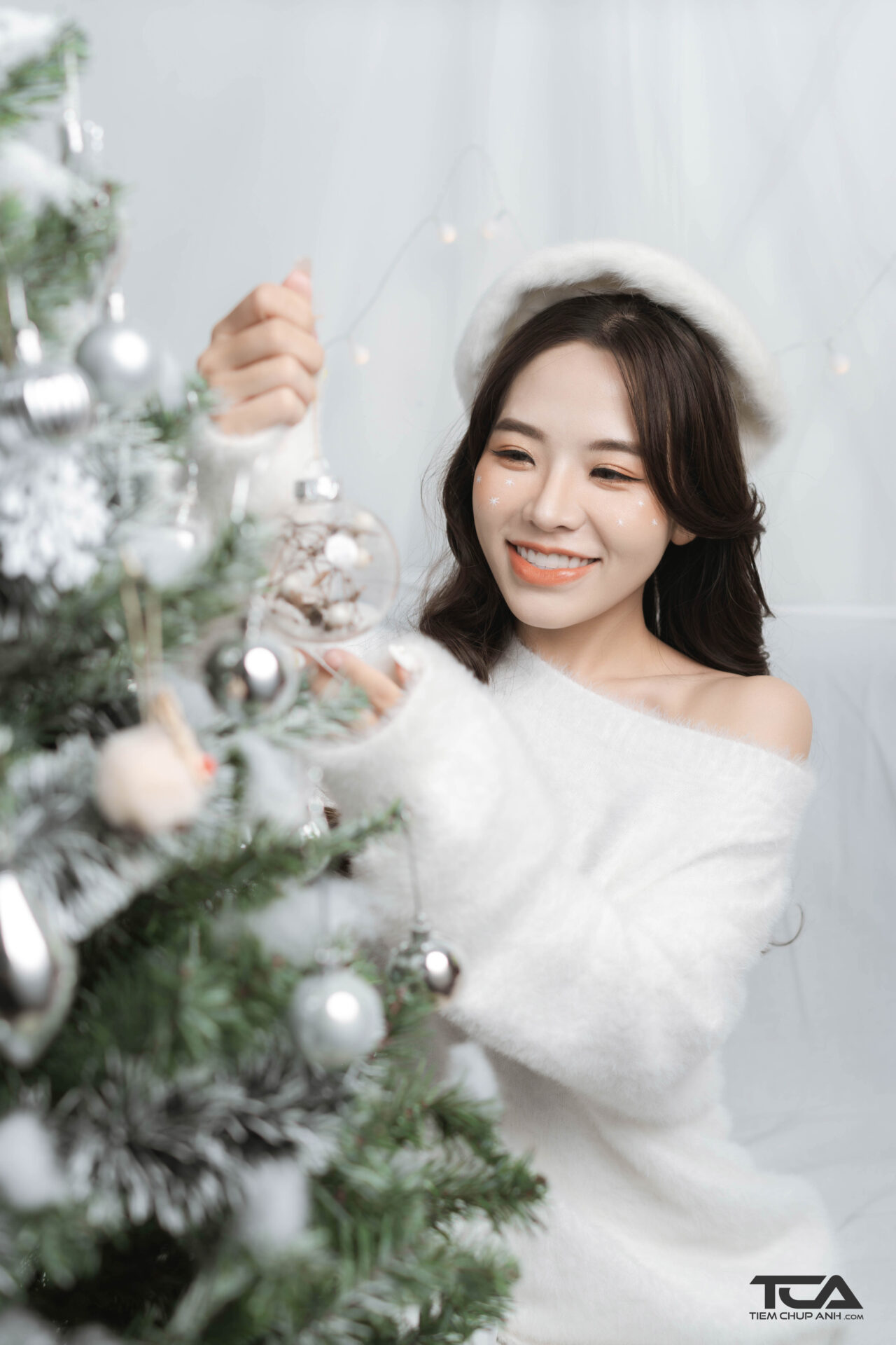 tạo dáng chụp ảnh với cây thông noel