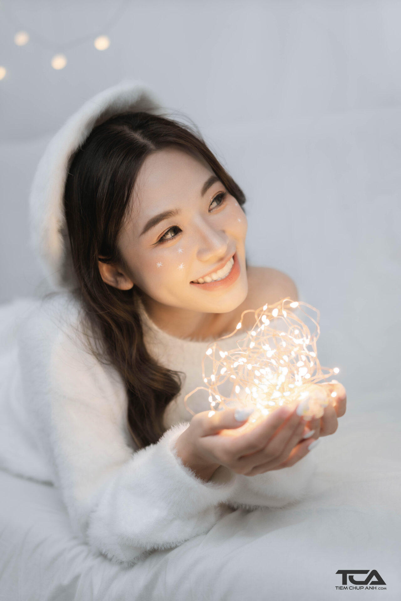 tạo dáng chụp ảnh với cây thông noel