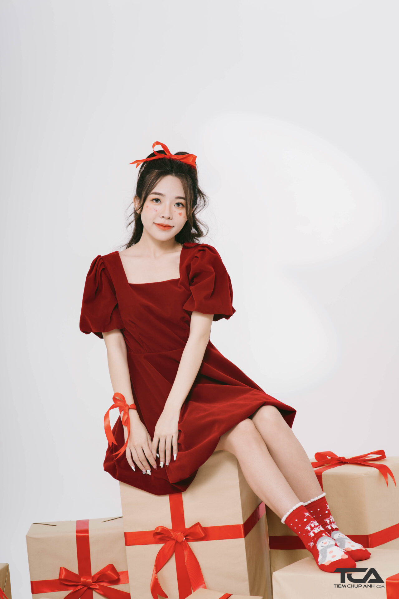 cách tạo dáng chụp hình với cây thông noel