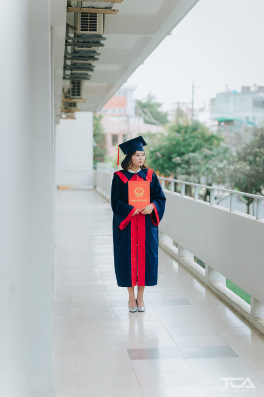 chụp ảnh đẹp với áo cử nhân