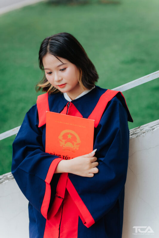 chụp ảnh đẹp với áo cử nhân đại học