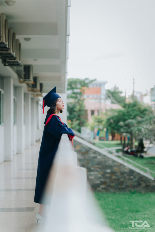 chụp ảnh với áo cử nhân