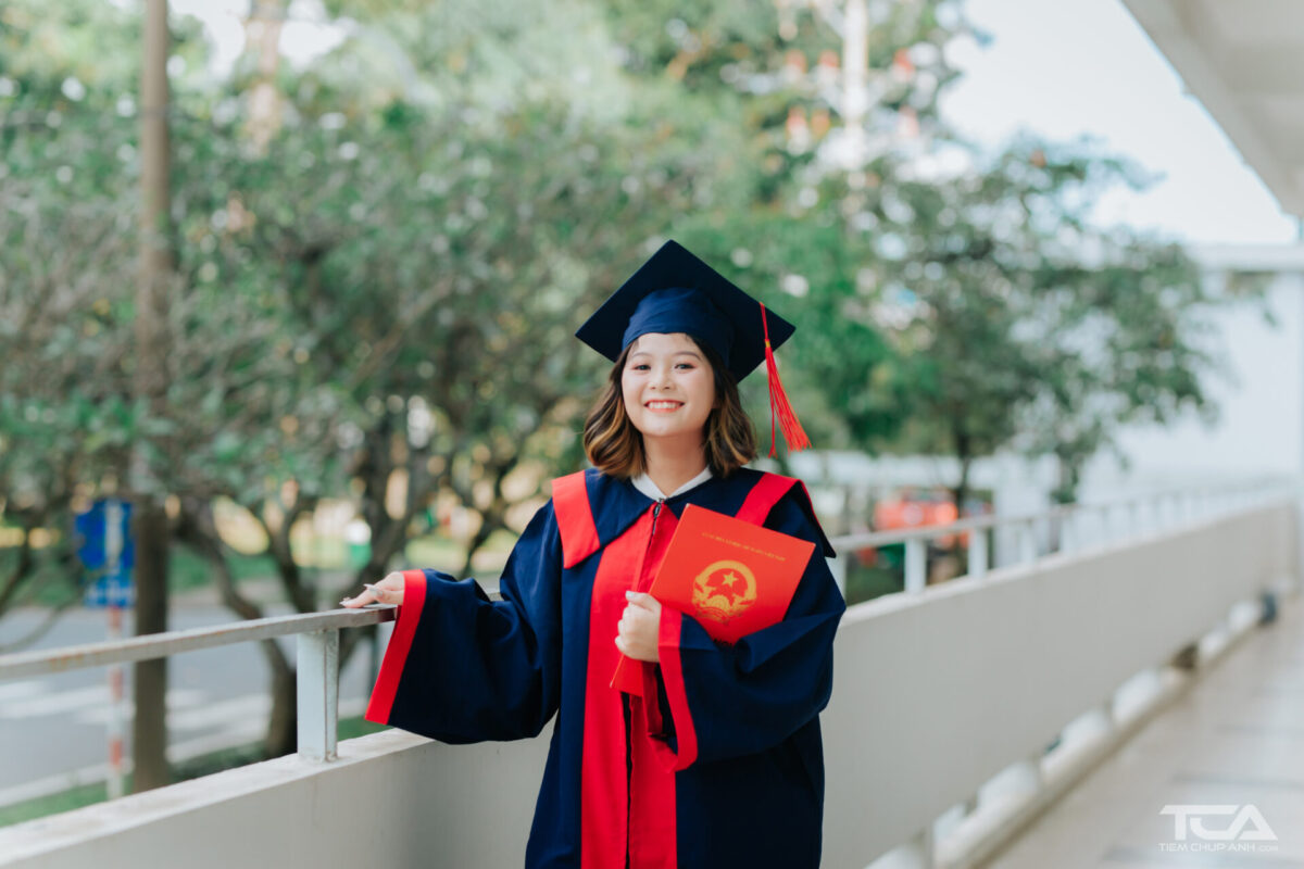 chụp ảnh đẹp với áo cử nhân đại học