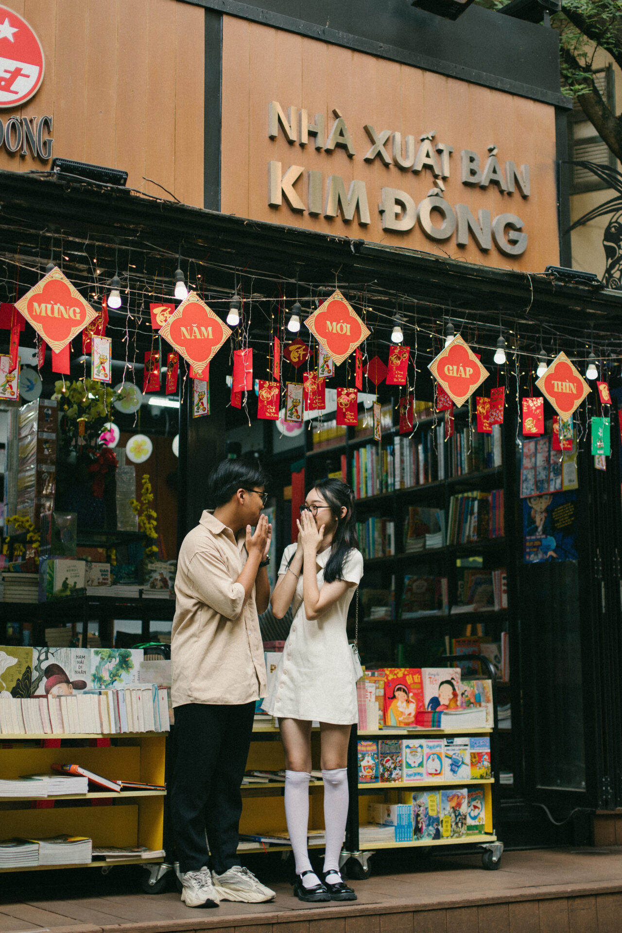 mẫu chụp hình với người yêu