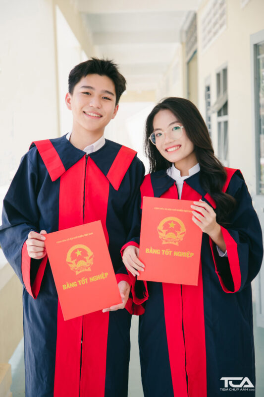 cách chụp ảnh với áo cử nhân