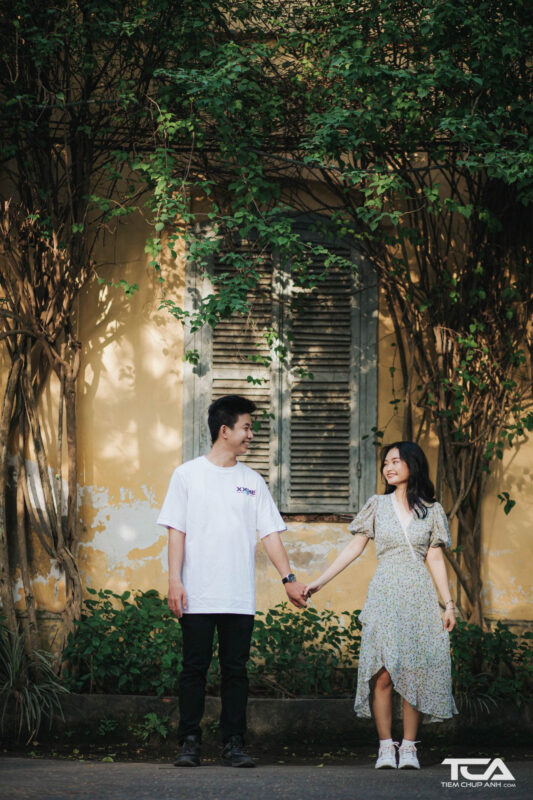 tạo dáng chụp ảnh cặp đôi ngắm hoàng hôn chill lãng mạn