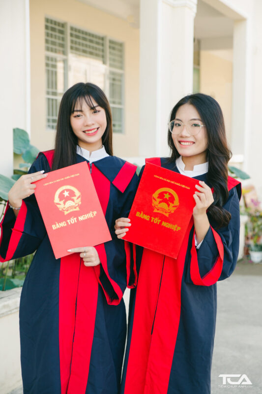 dáng chụp kỷ yếu áo cử nhân