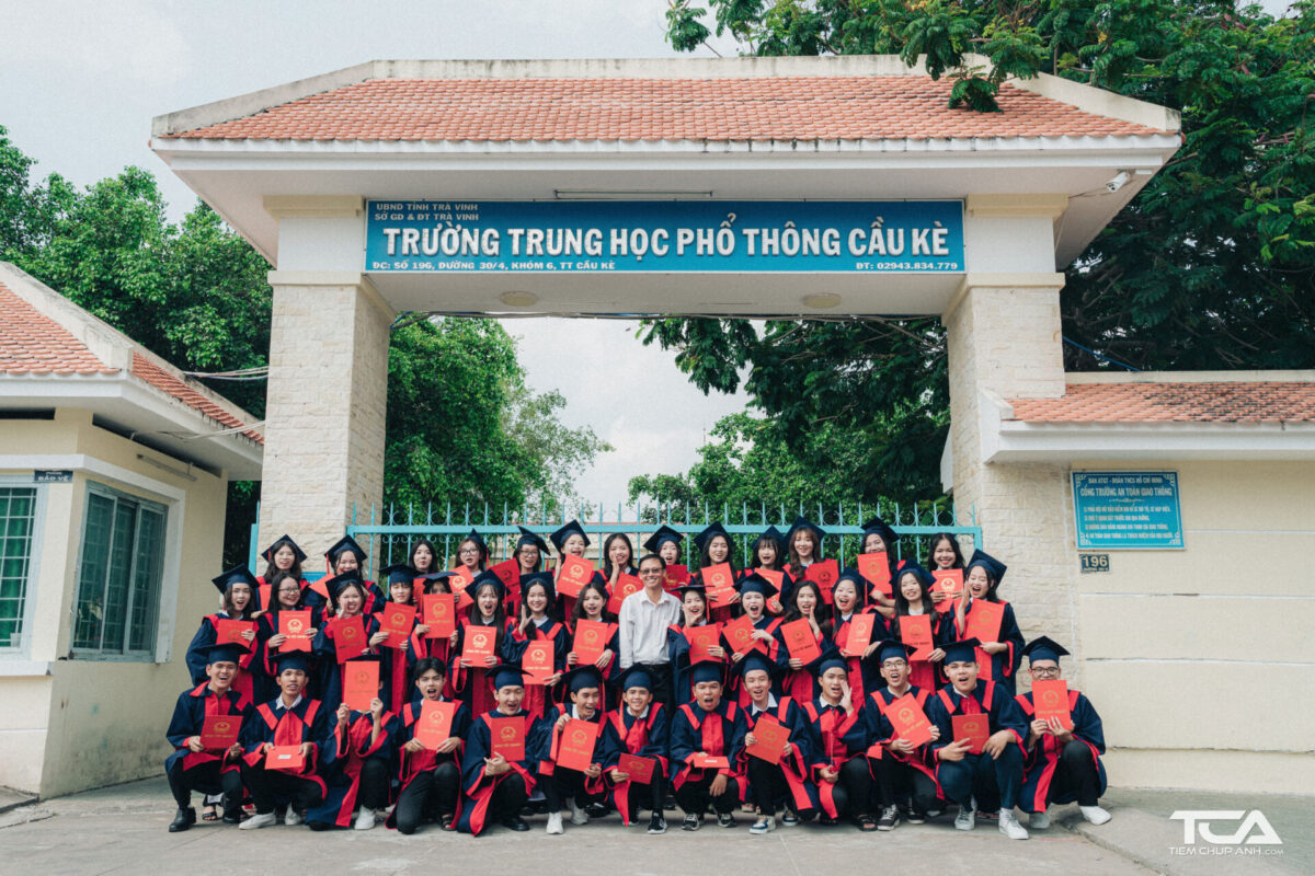 cách chụp ảnh với áo cử nhân