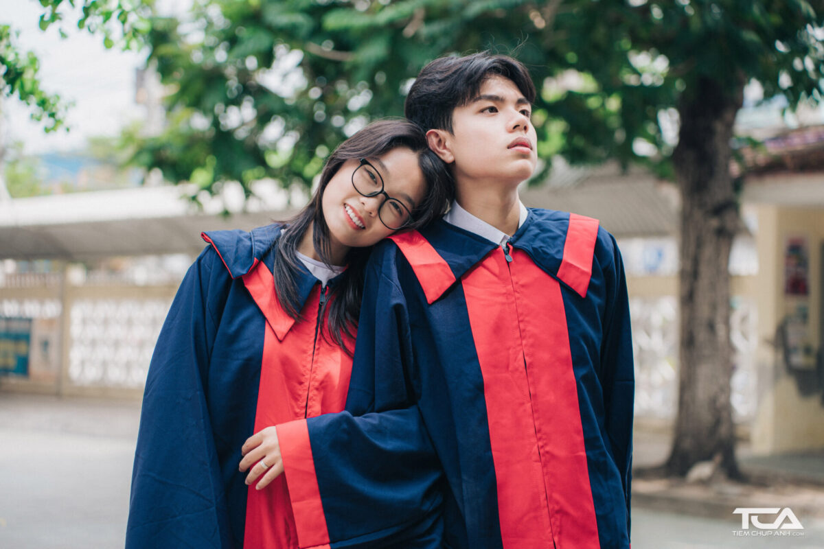 tạo dáng chụp ảnh cử nhân