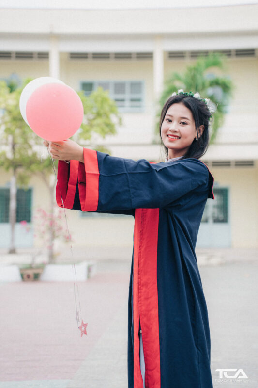 cách tạo dáng chụp ảnh áo cử nhân kỷ yếu đẹp