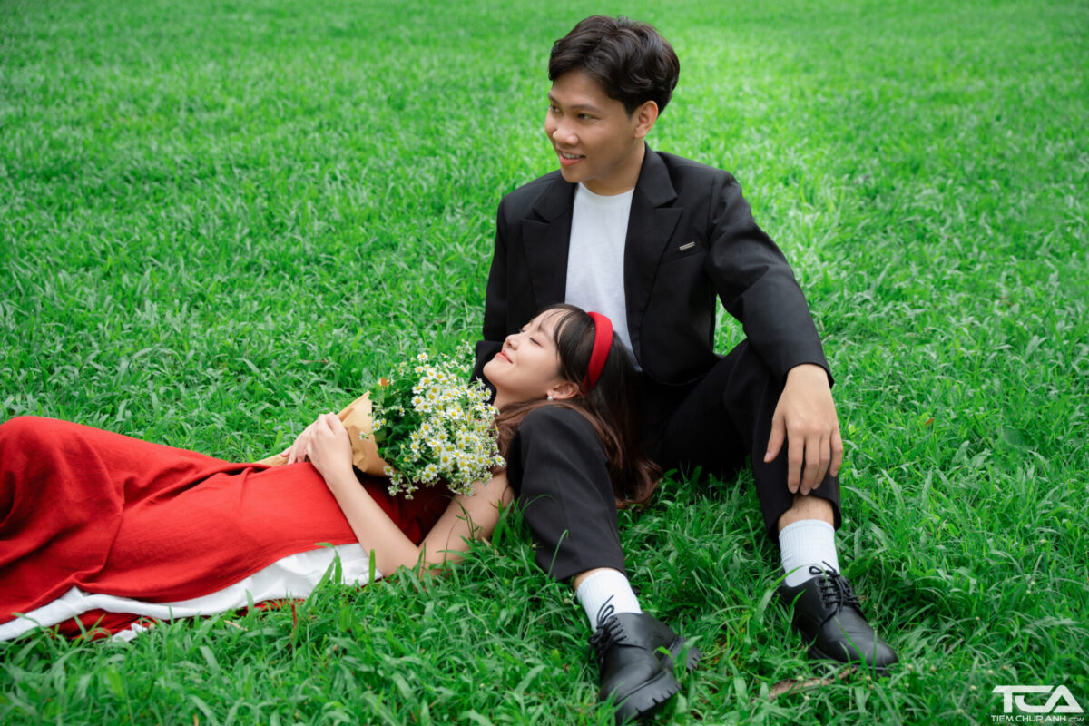 tạo dáng chụp ảnh kỷ yếu với người yêu
