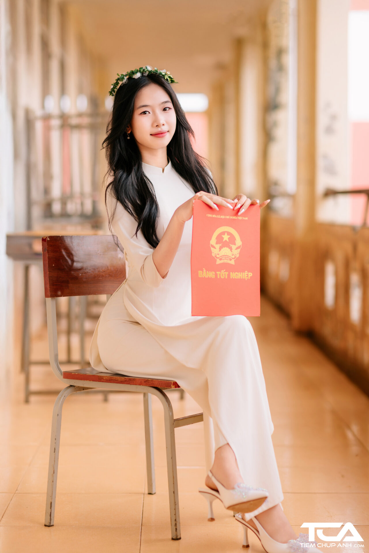 vòng hoa đội đầu kỷ yếu