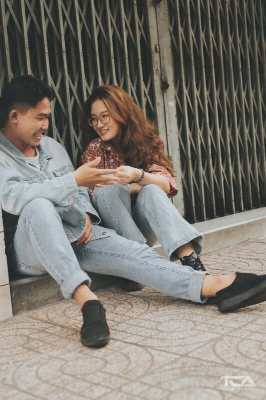 tạo dáng cặp đôi chụp ảnh