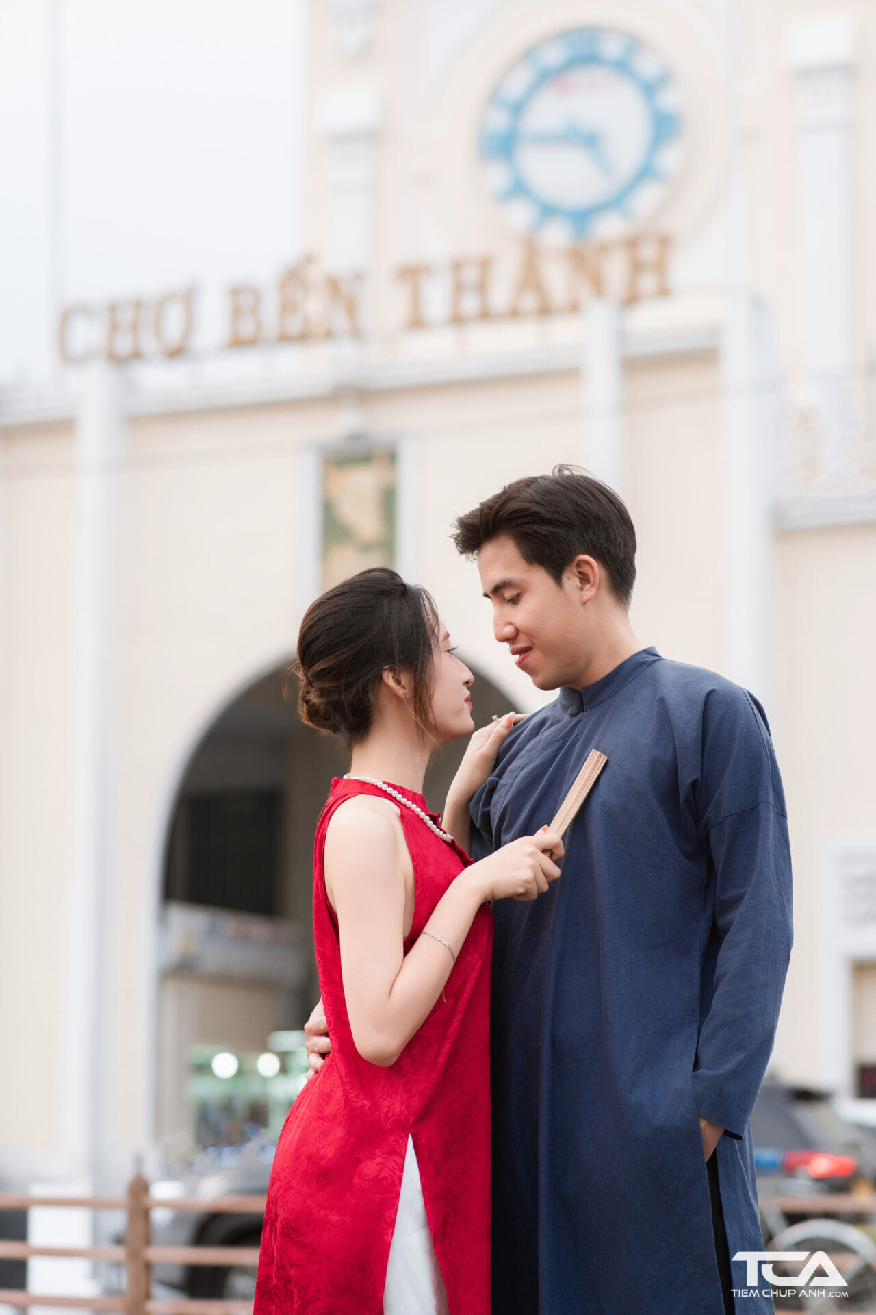 tạo dáng cho cặp đôi