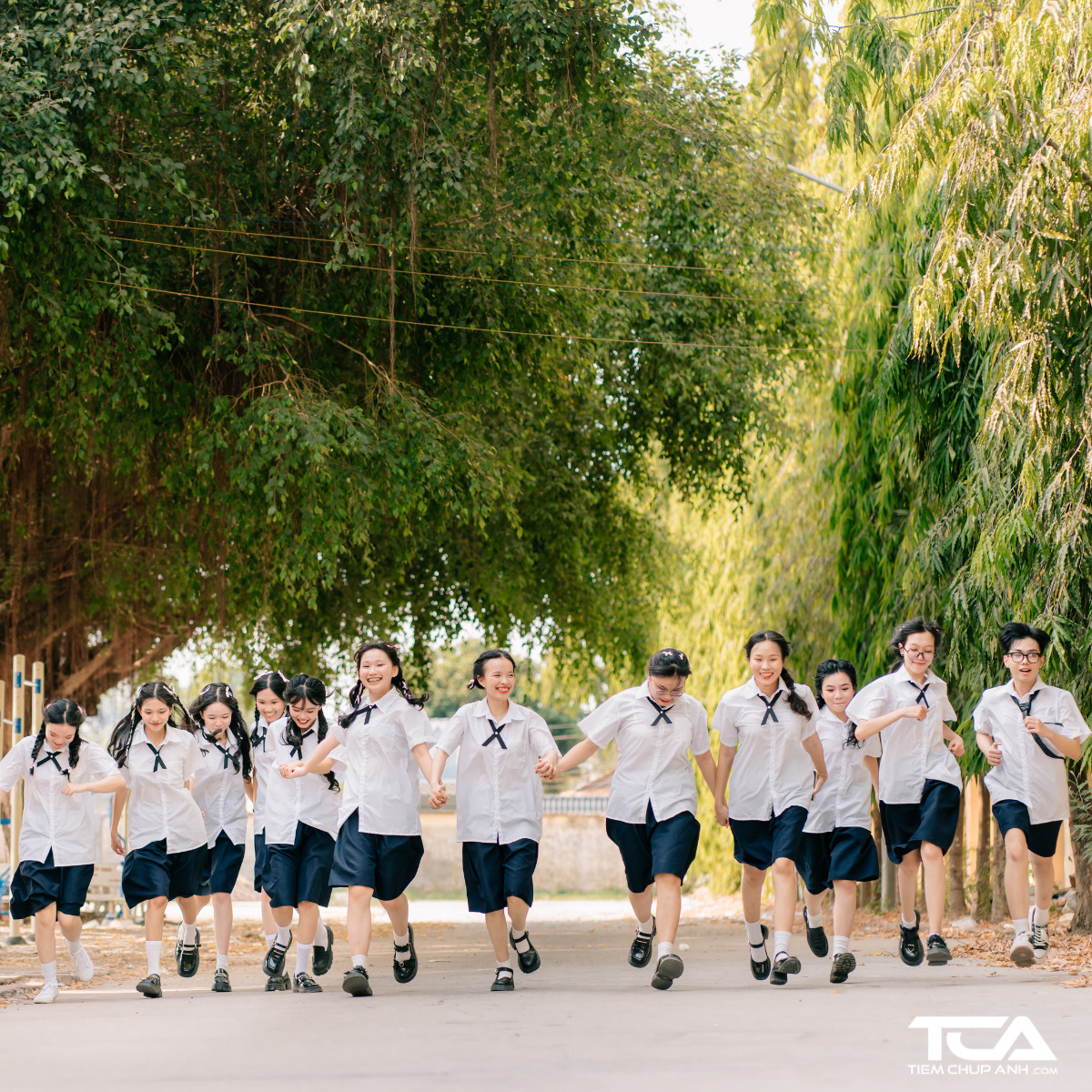 tạo dáng chụp ảnh kỷ yếu nhóm
